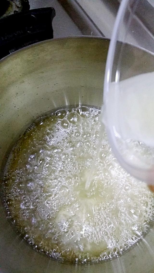 糖水煮开后加入鲜榨柠檬汁继续中火煮。
