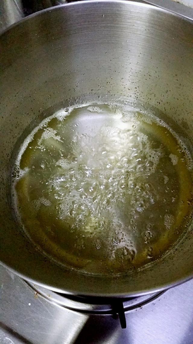 然后开小火慢慢熬煮。
切记,直至糖浆熬制结束都不能搅拌糖水,否则前功尽弃。