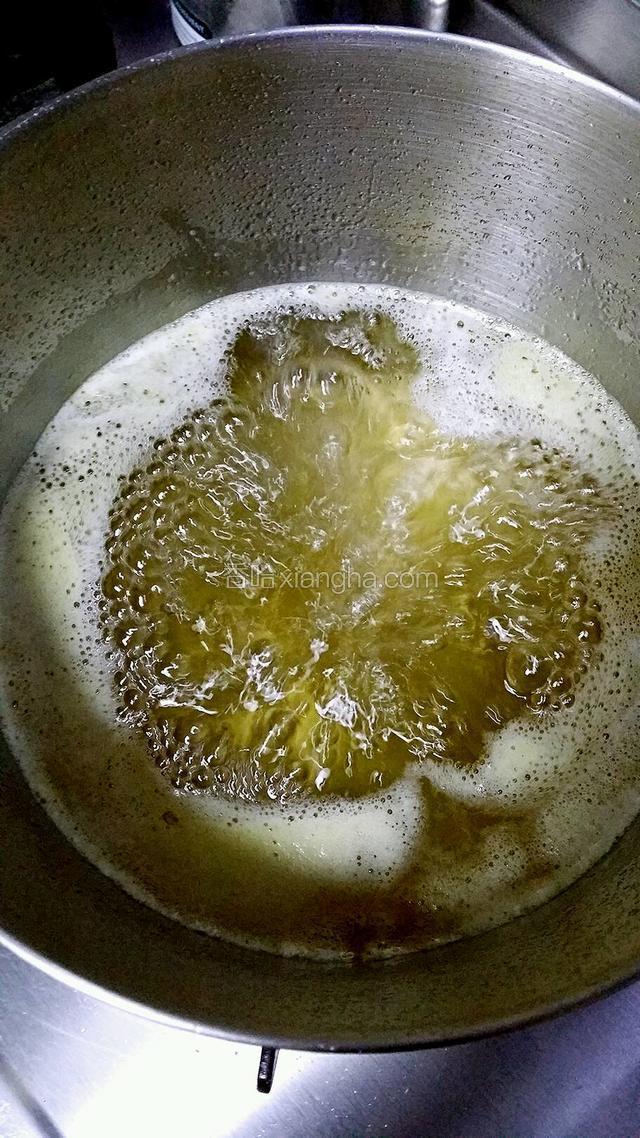 这是小火熬制20分钟后的糖水,此时糖水的颜色已开始变深。