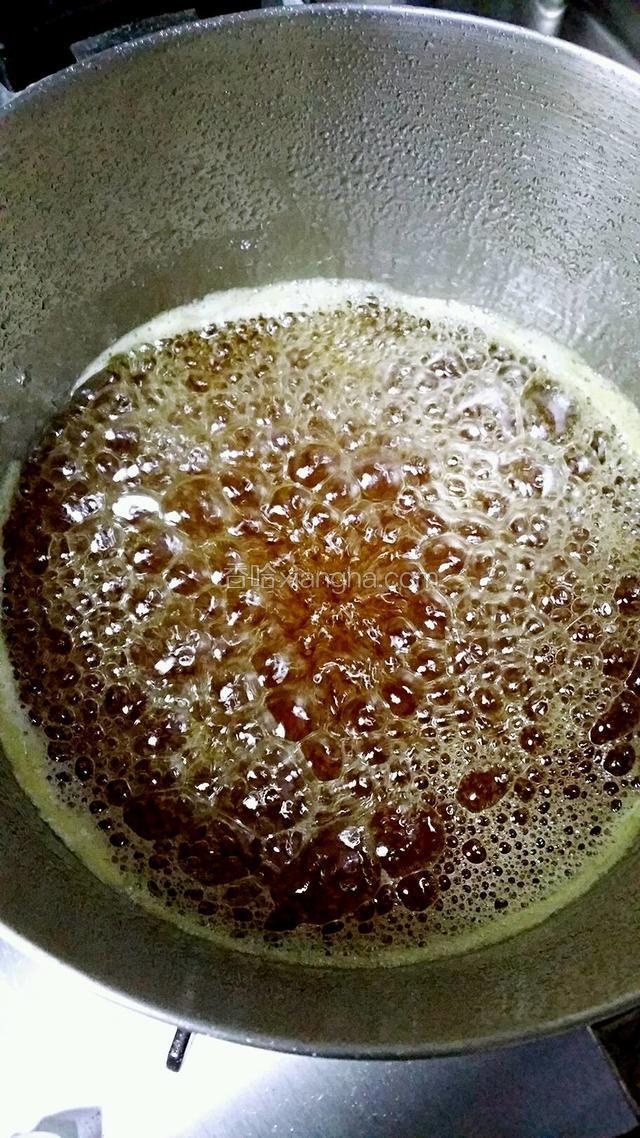 这是熬煮50分钟后的糖浆,此时的颜色已经很深了,建议不要熬的比这颜色更深。
关火、晾凉。
