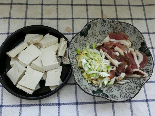 羊肉切片，葱姜切碎，豆腐切小块