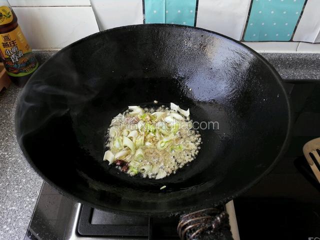 热锅凉油煸香葱姜末