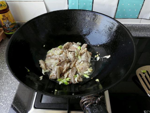 下入羊肉煸炒段生，放少许盐和适量酱油