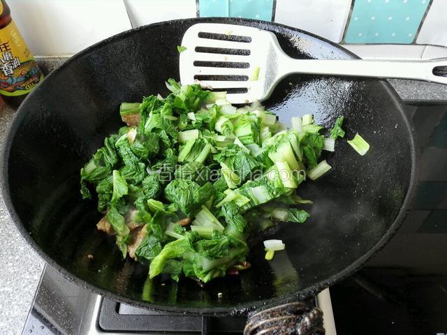在倒入小白菜炒匀