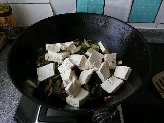 再倒入豆腐炒匀，盖上盖焖5分钟，让豆腐入汤汁