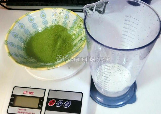 先取10g抹茶粉和50ml牛奶，把牛奶加热