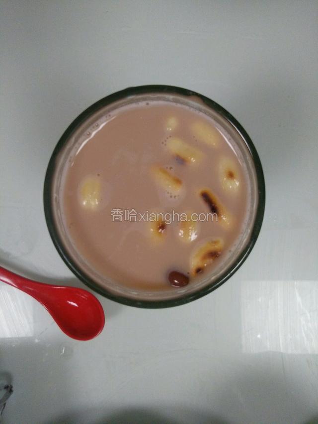 再倒入凉好的奶茶。