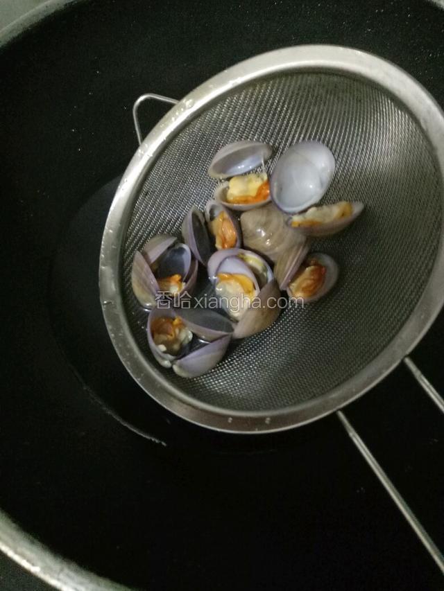 花蛤在开水锅中焯至开口捞出。