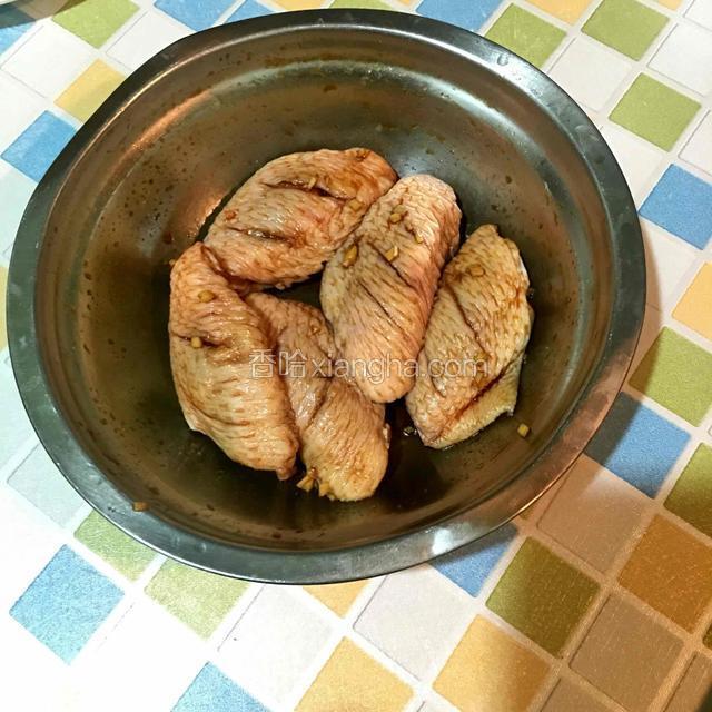 鸡翅中洗净，在表面划两刀；姜洗净切碎。翅中加入适量盐、生抽、鸡精、生姜拌匀腌制十分钟左右