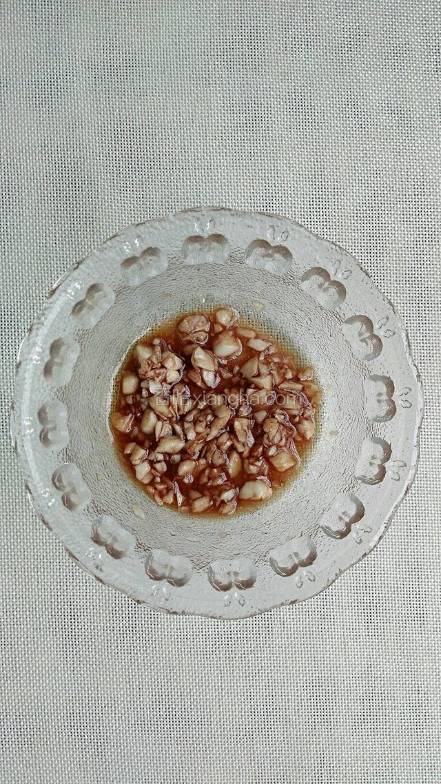 将适量盐、香醋、香油和蒜末混合调成调料汁。
