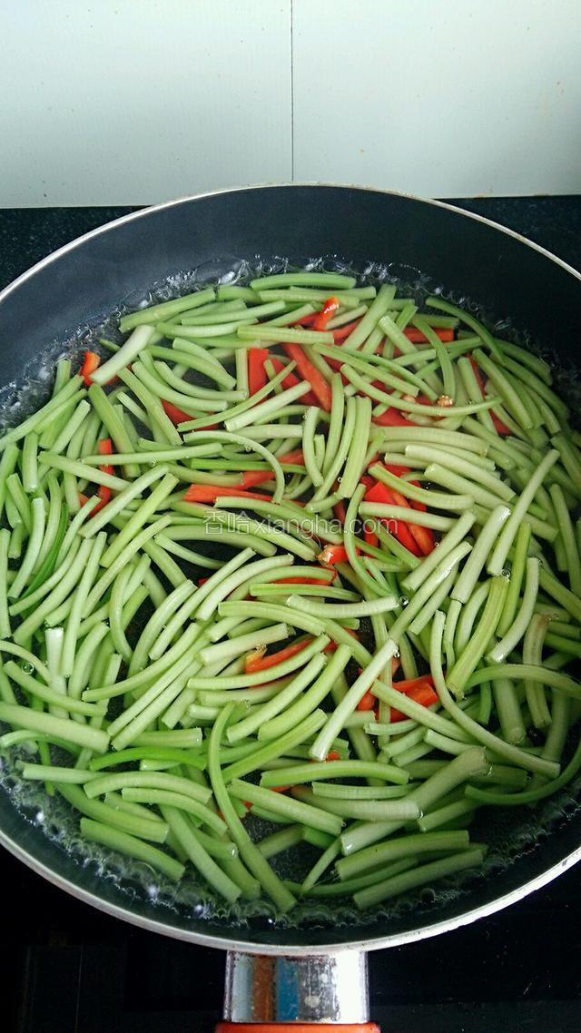 红薯梗和红泡椒，一起下入沸水锅中焯熟。