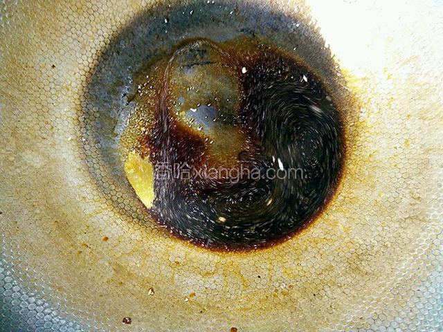 把之前调好的糖醋倒进之前煎鸡蛋的锅里烧热
