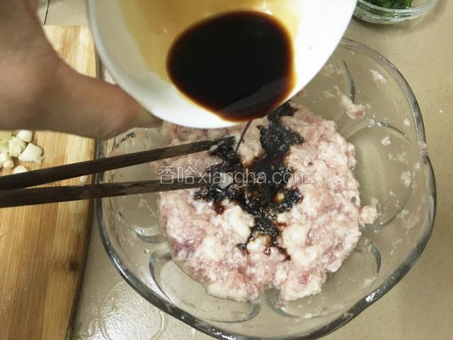 再加入适量的生抽