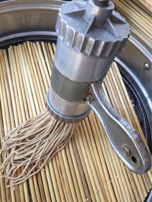 分成能装进压饸饹小工具差不多大小的面团。装进小工具里，压出面条。