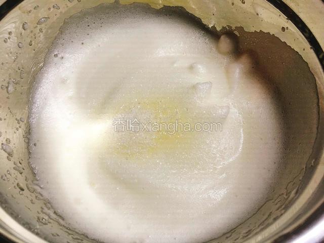 打发至细腻泡沫加入剩下的1/2的糖，继续搅打。