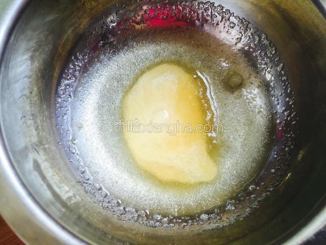 吉利丁粉倒入少许冷水融化开。