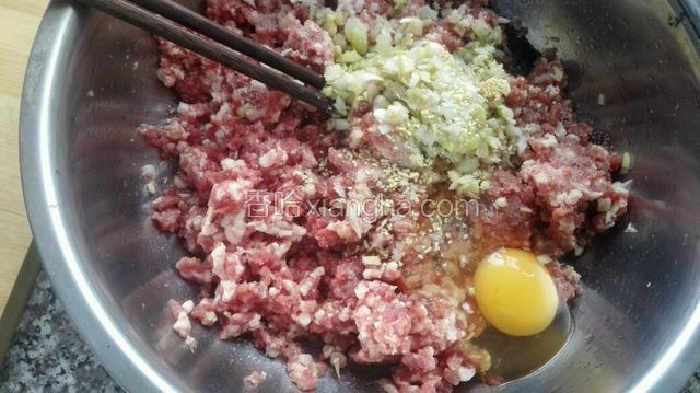 牛肉陷先放花椒水搅拌成团，再放入生抽，盐，鸡精，葱姜沫，香油！