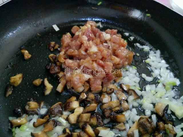 再把瘦肉下去炒，