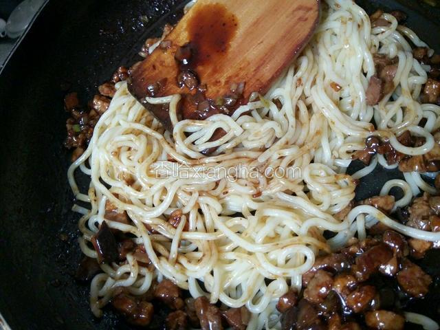 再把面下去翻炒入味关火，