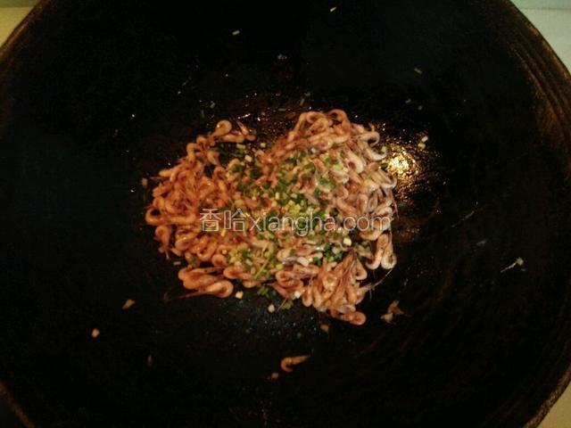 最后给胡椒粉和葱一起爆炒片刻关火，（过程很快，有的图片腾不出手拍照）