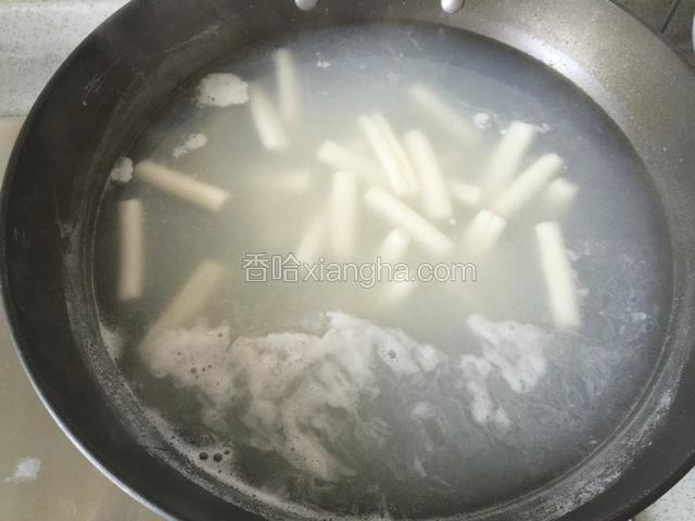 如此反复三次煮至年糕条全部浮起时关火。
