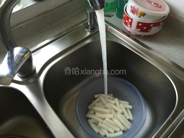 将年糕过冷水冲洗一遍，冲洗至不黏腻无粘连后沥干水份备用。