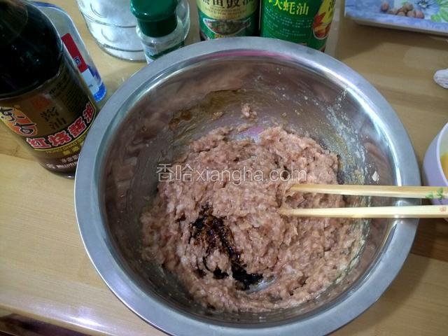 搅拌均匀后，酌量用老抽给肉馅调色