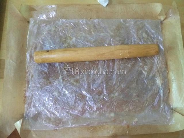 隔着保鲜膜 用擀面杖轻轻的 擀的薄厚均匀 大约两三毫米厚