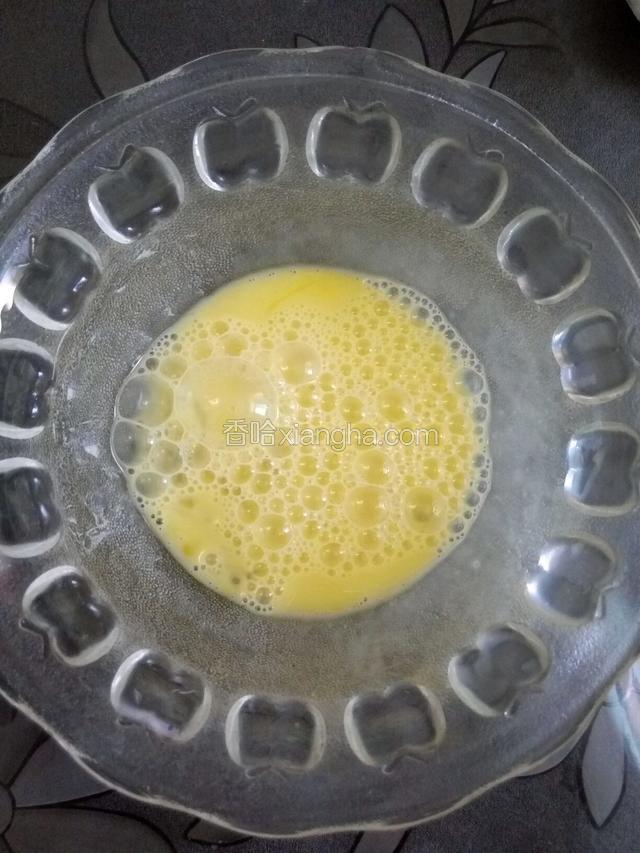 鸡蛋打入碗中搅拌均匀