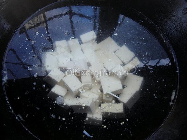 将豆腐放在淡盐水中煮一会儿捞出
