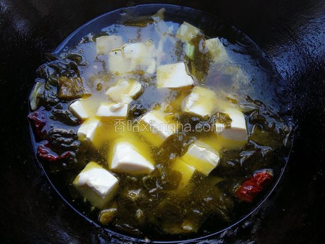 放入嫩豆腐，加入少量盐，糖，炖15分钟