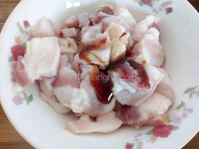 肉洗净沥干，切薄片用料酒，耗油，一点盐腌制10分钟