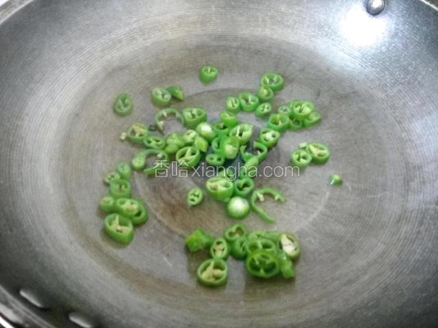一点油热，煸炒辣椒，加一点盐