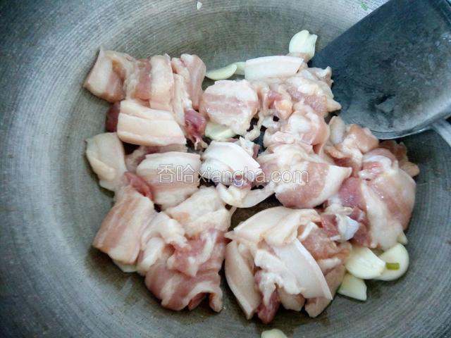 倒入肉片翻炒