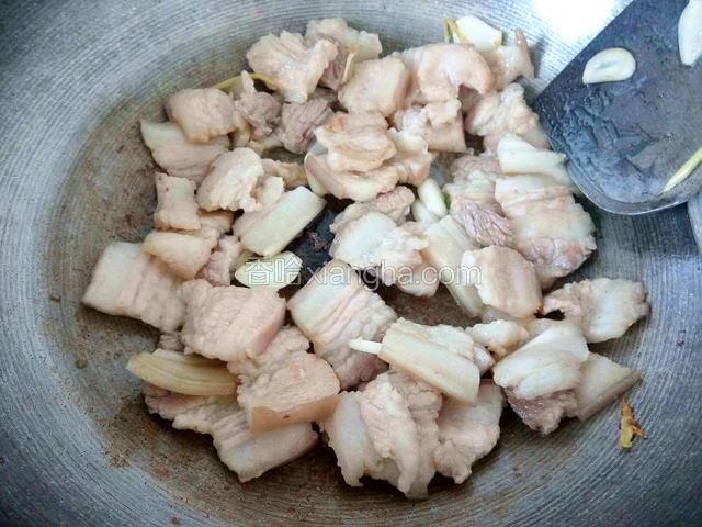 直到肉片变色再煎烤一会出油