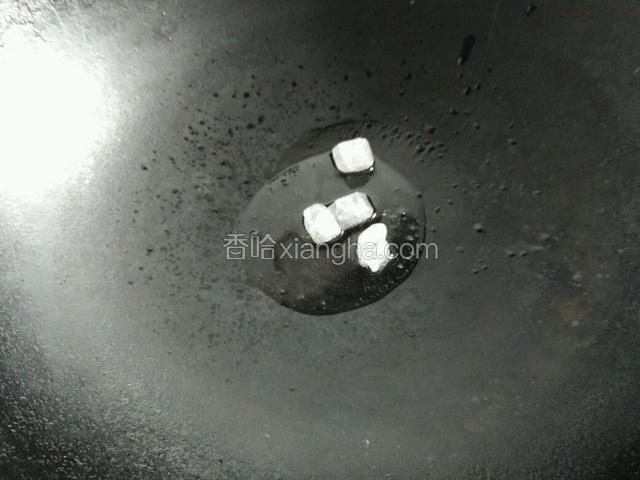 锅内放油放冰糖