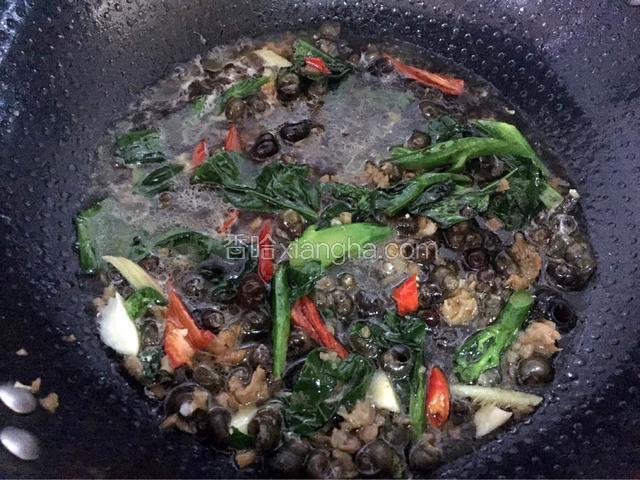加入适量的清水，跟食材齐平即可，再加入酱油，大火烧开转中小火煮10-15分钟