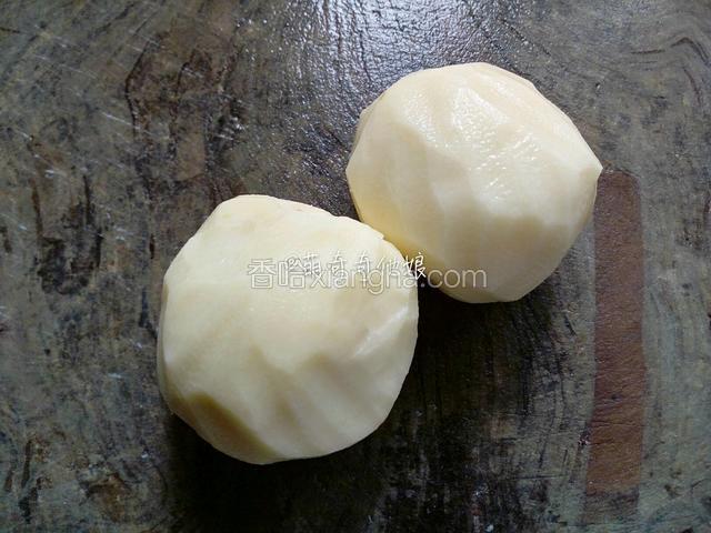 中等大小土豆两个去皮洗净。