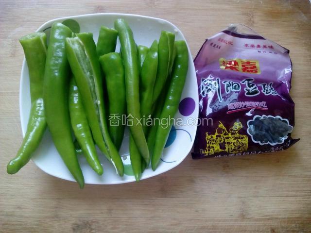 把尖椒洗净去蒂去子，豆豉备用。