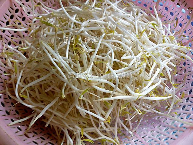 绿豆芽洗净控水。两人份的话绿豆芽大概300-500g左右就够了，也就一斤或半斤多。