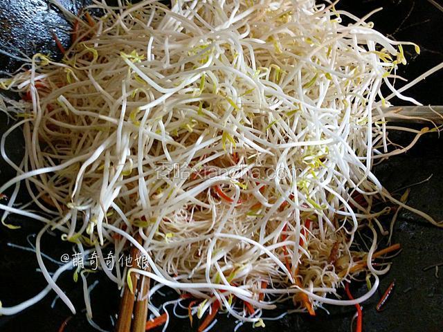 翻炒几下至面条微熟后加入绿豆芽，，调入适量盐和鸡精，转大火翻炒至绿豆芽变软即可，绿豆芽炒太久就会失去脆感不好吃。
（如果是挂面或水面则可以和绿豆芽一起加入，并且调入一勺生抽更好吃。）