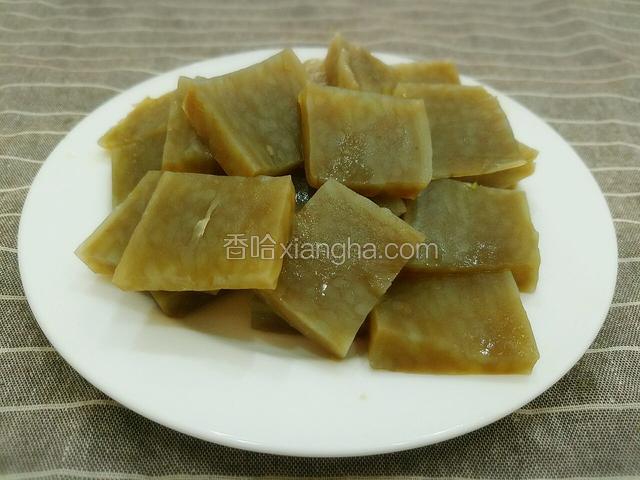 将焖子切成差不多大小的块。