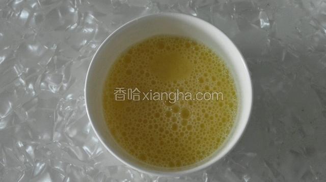 鸡蛋打散，加入30ML水