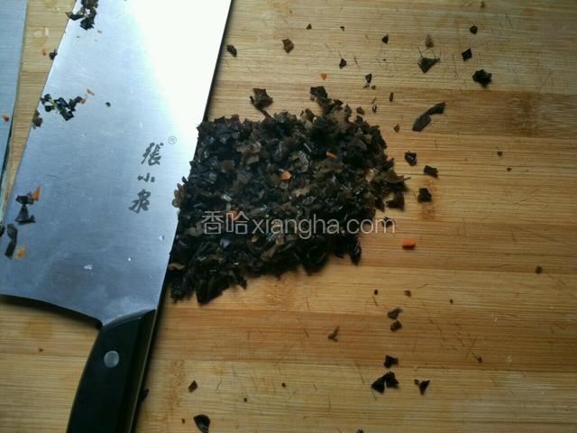 发好的木耳剁碎