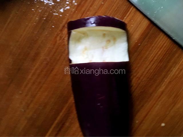 先切一刀在隔一段再切一刀都不切断，然后把中间的位置茄子扣出来