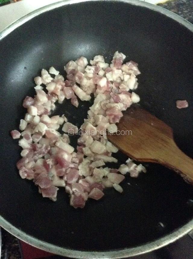 锅中放少许油。下五花肉丁煸炒。