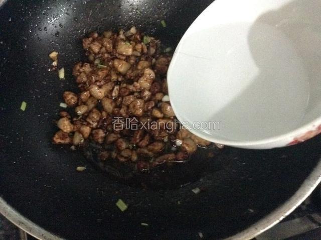加入适量清水焖煮三分钟即可出锅。