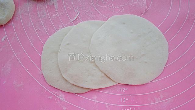 用擀面杖擀成饺子皮状。