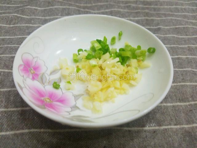 葱姜蒜切成末，用小碟子装好。。