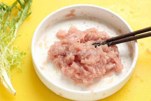 肉泥中加料酒、胡椒粉、蛋清、盐、生粉腌制片刻后搅打上劲制成肉馅。